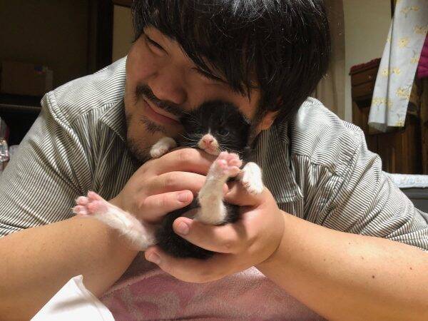 スカート澤部渡さん 1年前は手のひらサイズだった子猫の現在を披露 成長した猫の大きさに驚きの声 年9月18日 エキサイトニュース