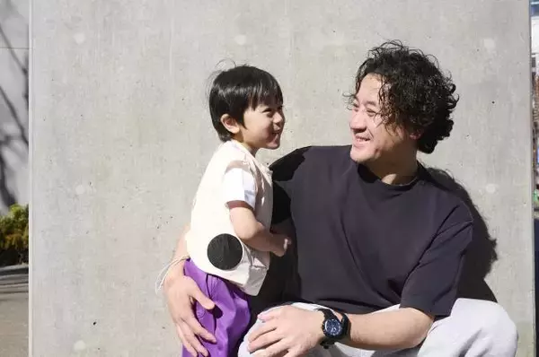 「我が子を守りたい」人気ライター・ヨッピー 父親目線で開発した幼児用熱中症対策ベスト「べビエア」開発秘話
