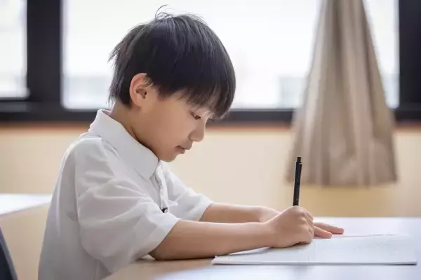 小3からの英語の授業、どう備える？「アルファベットもまだ…」悩む母親に経験者からのアドバイス続々