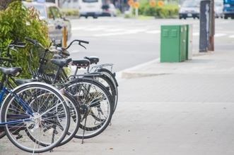 自転車は「どこに停めてもよい」は間違い？ 標識がなくても「駐輪NG」な場所とは【交通安全クイズ】