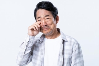 急な涙もろさに戸惑い…家族に「どうしたの？」と驚かれるほど涙が止まらないと悩む60代男性に共感、アドバイス続々