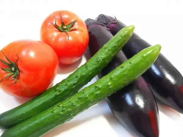 安売りで買った夏野菜、実は保存方法で差が…そのまま冷蔵庫はNG？ きゅうり・トマト・ナスをムダにしないコツ