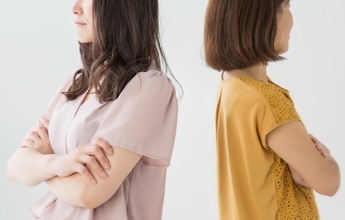 【心理テスト】あなたが「無意識に距離を置く人」のタイプがわかる？ 深層心理をチェック