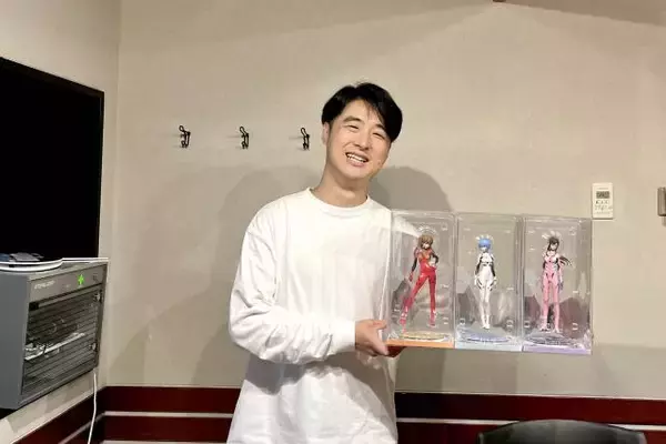 『エヴァンゲリオン』シリーズで一番印象的なシーンは？ “エヴァ大好き”落語家・林家木久彦が語る「加持さんの人柄だったり、ミサトさんとの関係性が、あの短い会話で伝わる」