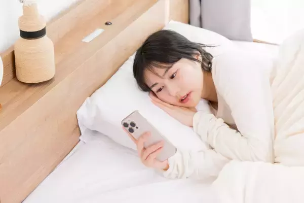 寝室に置いたらNG!? 知らずにやってるかも…運気が下がる「5つのアイテム」とは？