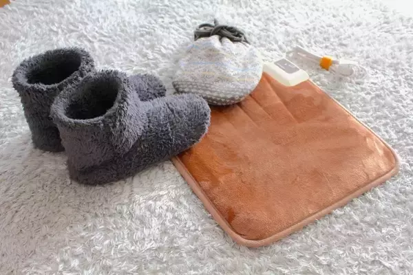 寒いけど、暖房を付けるほどではない室温…そんなときの「寒さ対策」みんなはどうしてる？ 悩む相談者へのアドバイス続々