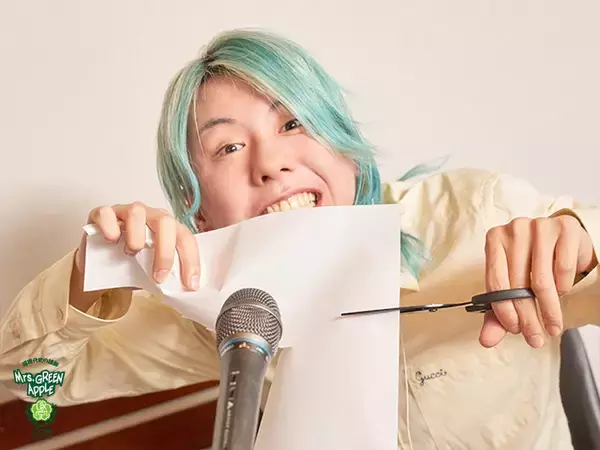 「Mrs. GREEN APPLE藤澤涼架 過去の“衝撃写真”（!?）にメンバー爆笑「目がめっちゃ『助けて！』っていう目をしてる（笑）」」の画像