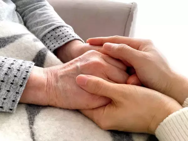 「高齢の親に自身の病気を伝えるべき？」「心配かけたくない…」悩む50代相談者へのアドバイス続々