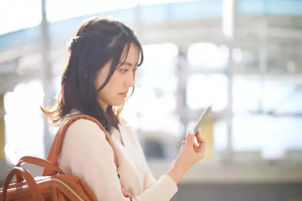 「歩道なら安全」は大間違い!? スマホ見ながらの歩行で要注意な「歩道の危険」