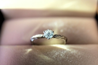 婚約指輪が「一番欲しくなかったブランド」…喜ぶべきなのに涙が止まらない…このモヤモヤをどう解消する？ 悩む相談者へのアドバイス続々