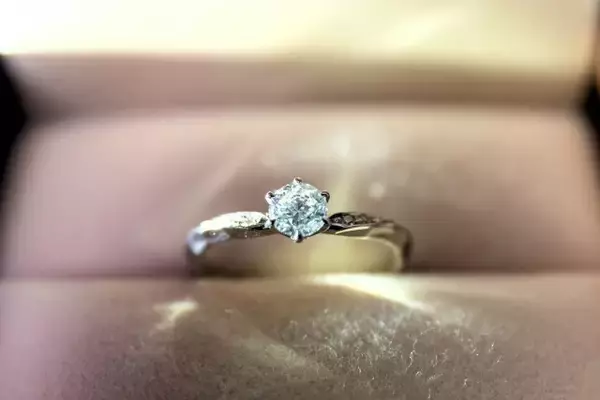 婚約指輪が「一番欲しくなかったブランド」…喜ぶべきなのに涙が止まらない…このモヤモヤをどう解消する？ 悩む相談者へのアドバイス続々