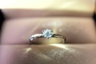 婚約指輪が「一番欲しくなかったブランド」…喜ぶべきなのに涙が止まらない…このモヤモヤをどう解消する？ 悩む相談者へのアドバイス続々