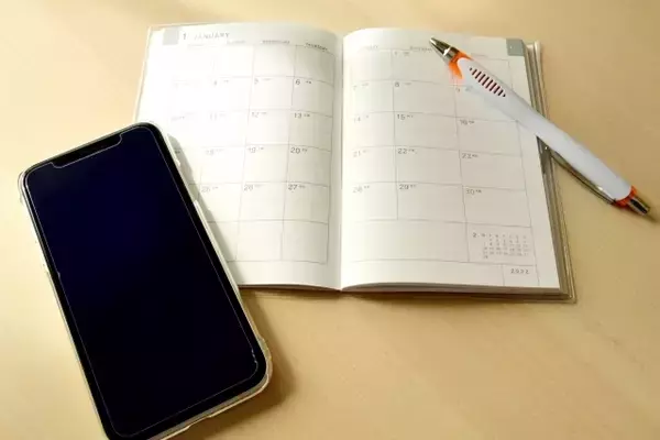 手帳はデジタル派？ アナログ派？ みんなはどっち!?「今年の手帳をどうするか…」悩む相談者に共感の声、賢い使い分け術などのアドバイス続々
