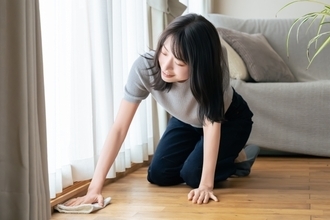 1日2時間の掃除はやりすぎ？ みんなのリアルな掃除頻度は!? 共働き・12時間拘束の仕事をしつつも「掃除がストレス解消」に…20代女性のもとに集まる“わが家の掃除ルール”
