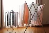 「「バスタオル、毎日洗う？」梅雨時の部屋干しストレスを軽減する「家事の引き算」3選」の画像1