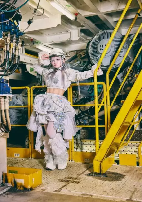 「Maison de Queen メジャーデビューを電撃発表！ JR東海協力「リニア」ジャケ写に込められた“革命”の意志」の画像