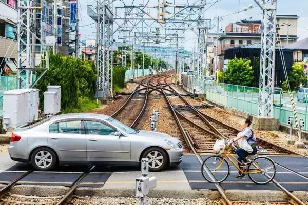自転車で踏切を渡るとき「一時停止」は必要？ 意外と知らない道路交通法のルール【交通安全クイズ】