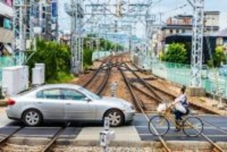 自転車で踏切を渡るとき「一時停止」は必要？ 意外と知らない道路交通法のルール【交通安全クイズ】