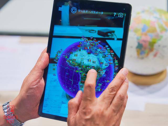 スマホをかざすだけで“生きている地球”を感じる最新AR地球儀とは？「リアルタイムの天気」から「都市の明かり」まで！