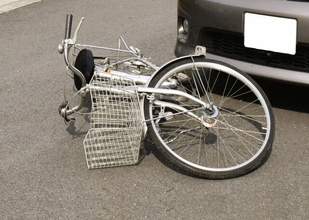 「自転車は安全」は大間違い？ 年間7万件の事故発生…交通事故が減る中で「自転車だけ増えている」!?