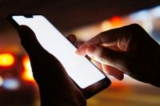 10〜20代で140万人が「SNS依存」、闇バイト・性的広告も…日本に「子どものSNS規制」は広がるか？ 専門家が課題を解説