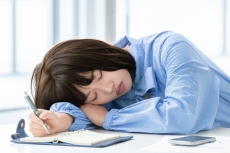 昼食後の睡魔が地獄、仕事中の眠気が止まらない…新入社員の切実なお悩みに共感、アドバイス続々