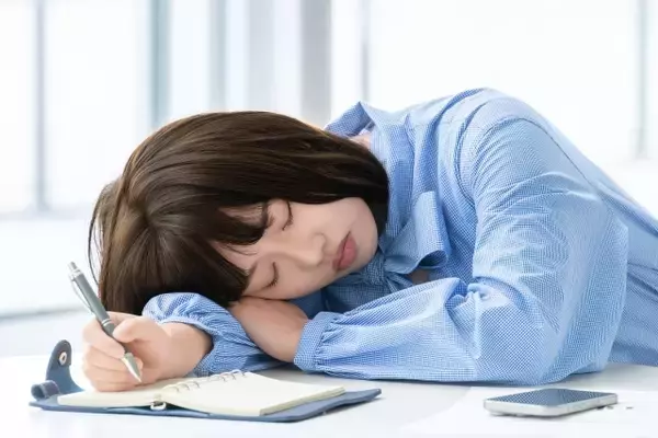 昼食後の睡魔が地獄、仕事中の眠気が止まらない…新入社員の切実なお悩みに共感、アドバイス続々