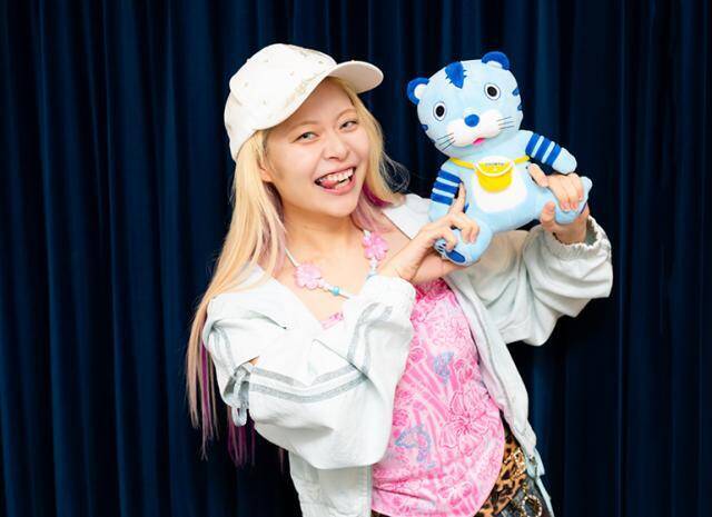 エルフ荒川「つけまが薄くなる過程も見ていた」憧れのきゃりーぱみゅぱみゅを前にギャル愛が炸裂