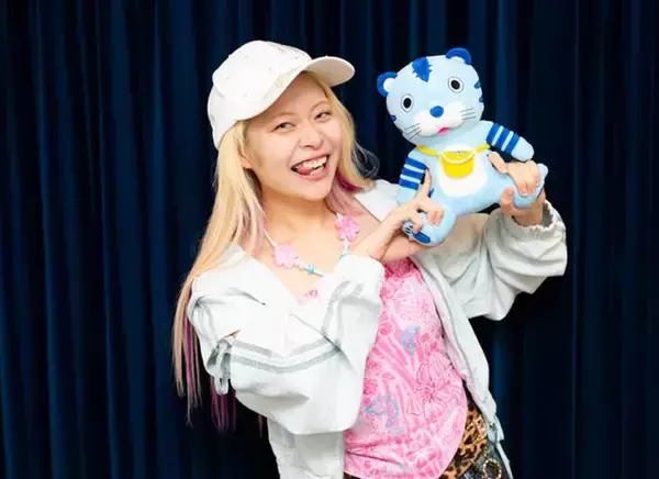 「エルフ荒川「つけまが薄くなる過程も見ていた」憧れのきゃりーぱみゅぱみゅを前にギャル愛が炸裂」の画像