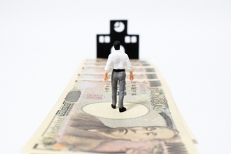 我が子に「奨学金」を背負わせていい？ 将来、住宅ローンへの影響は？ 家計がギリギリで自分たちの老後も心配…悩める親御さんへ贈る、経験者たちのリアルな回答