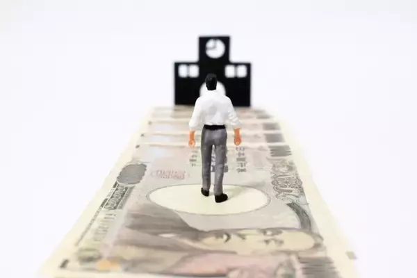 我が子に「奨学金」を背負わせていい？ 将来、住宅ローンへの影響は？ 家計がギリギリで自分たちの老後も心配…悩める親御さんへ贈る、経験者たちのリアルな回答