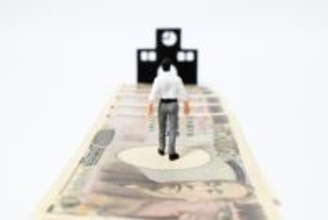 我が子に「奨学金」を背負わせていい？ 将来、住宅ローンへの影響は？ 家計がギリギリで自分たちの老後も心配…悩める親御さんへ贈る、経験者たちのリアルな回答