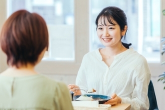 後輩と2人きりのランチ、雑談が弾まず苦痛…角を立てずに“1人ランチ”へ移行する方法は？ 悩む相談者へのアドバイス続々