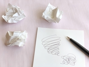 「骨付き肉を手づかみで食う」「紙に殴り書き」他人には見せられないけどやるとスッキリ!? みんなが密かにやってる"機嫌の取り方"