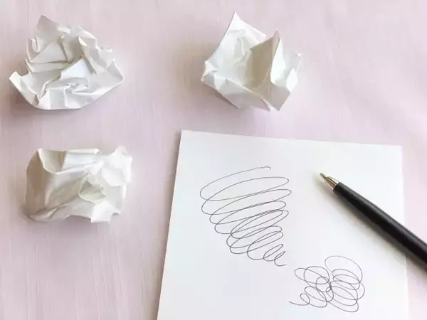 「骨付き肉を手づかみで食う」「紙に殴り書き」他人には見せられないけどやるとスッキリ!? みんなが密かにやってる"機嫌の取り方"