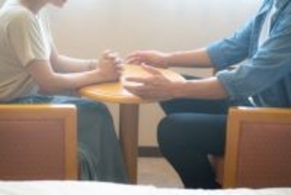 夫の不貞が年始早々に発覚、妻に「厄除け守」ってどういうこと…!?「大人の家出」エピソード続々