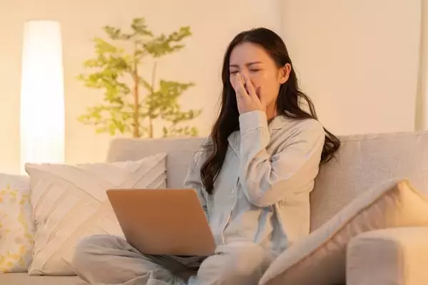 「“課題の勉強”に追われて」「帰りの“夜行バス”で眠れず」…私の「徹夜」エピソード