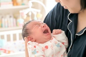 「完母は地獄」「3時間おきは幻想」…“新生児期のリアル”な体験談にママたちから共感殺到