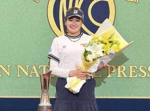 全英女子オープン制覇の桑木志帆が話題の鮮やかファッションのワケ明かす「昔から派手なのが好き」