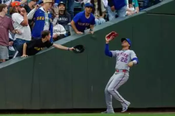 【ＭＬＢ】メッツ・ソトの守備中の行動に称賛 「いい瞬間だ」身を乗り出す少年よりも少女に…
