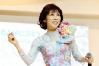 水森かおり　桂由美氏デザインのドレス姿で新曲キャンペーン「悲しい女性の一人旅の歌ですが…」