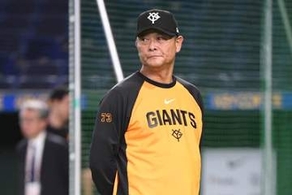 【巨人】スタンドに向け脱帽し一礼した橋上秀樹監督代行に大きな拍手