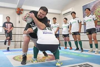 【新日本】ウルフアロンらがラグビーチーム「ライオンファングス」と合同練習敢行　７月に入門の元ＴＮＪ・小畑詩音も参加