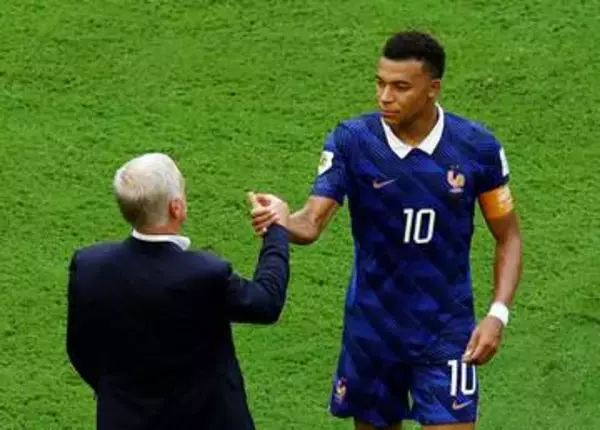 【北中米Ｗ杯】エムバペ　４失点でハーフタイムに敵将と談笑　元イングランドＯＢ「とても奇妙」