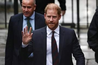 ヘンリー王子とメーガン妃の英国移住は「チャールズ国王を「窮地に追い込んだ」と王室関係者