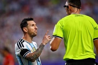 【北中米Ｗ杯】メッシが主審に詰め寄り激怒「敬意を持って話せ」「無礼な態度を取るな」