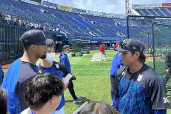 【ＤｅＮＡ】「初安打の感触を…」記者に扮してドラ３宮下朝陽に〝突撃取材〟した陽キャ助っ人