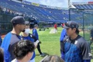 【ＤｅＮＡ】「初安打の感触を…」記者に扮してドラ３宮下朝陽に〝突撃取材〟した陽キャ助っ人