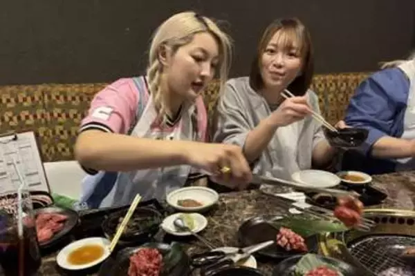 ＳａｒｅｅｅがＣｈｉＣｈｉと〝焼き肉合流〟豪快に約３０人前をたいらげる