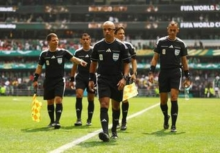【北中米Ｗ杯】開幕戦で審判の〝ロボコップ化〟が脚光、装備が多彩になり「新世代サイボーグ」
